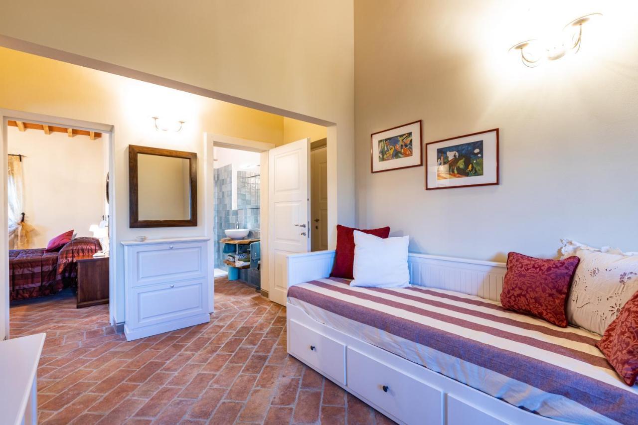Appartamento In Casale Con Piscina Casa I Pavoni Chianni Exteriör bild